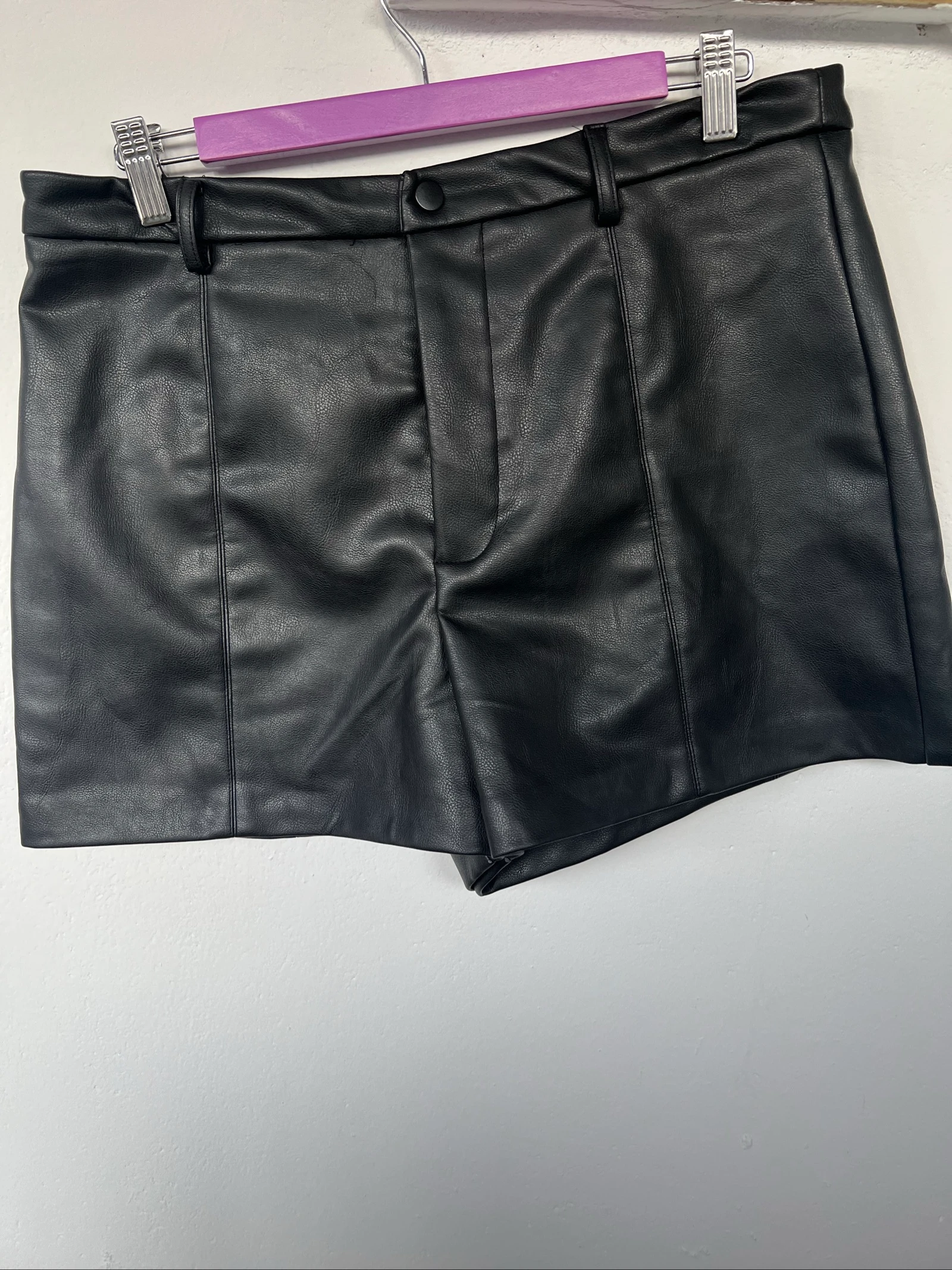 Pantalón corto negro de cuero Stradivarius 